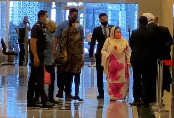 Rosmah Mansor wears a pink-and-white dress to court today. Photo: Astro Awani/YouTube
