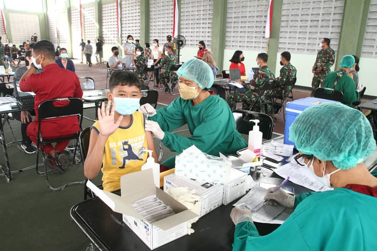 A boy receiving his COVID-19 vaccine in Bali. Photo: Udayana Military Command