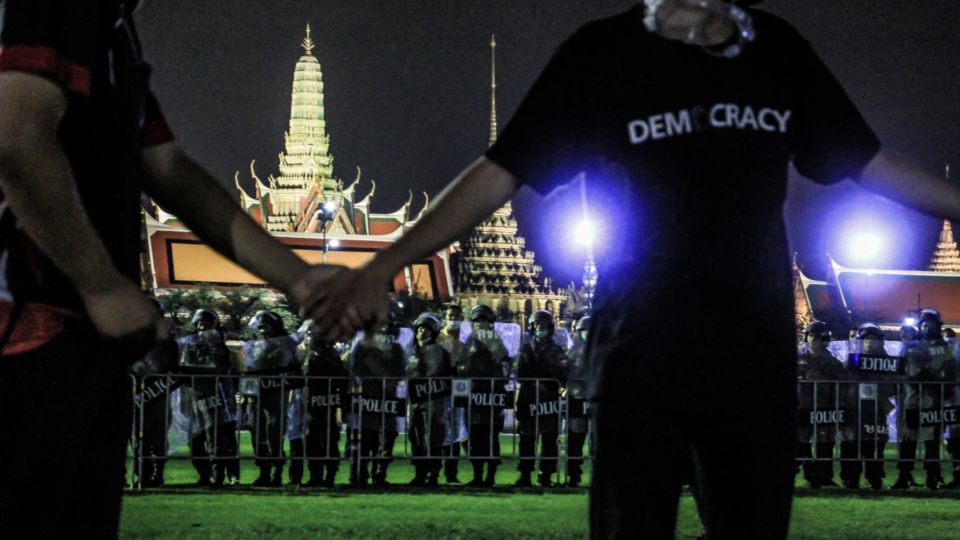 Protesters outside the Grand Palace on Nov. 8, 2020. Photo: Chayanit Itthipongmaetee / Coconuts