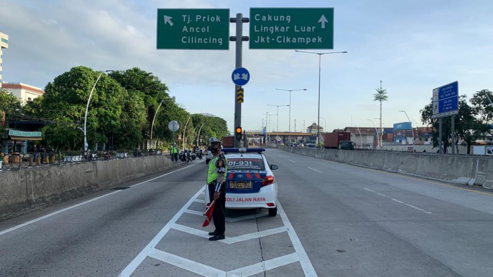 File photo of a police officer on duty on a Jakarta toll road. Photo: Twitter/TMCPoldaMetro
