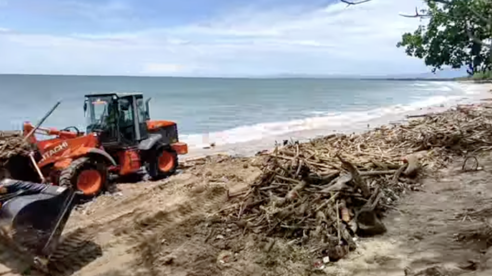 A clean-up of the beach in Kuta this morning. Screengrab: Instagram