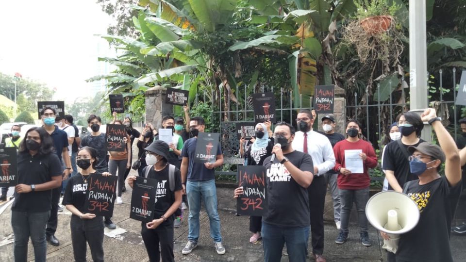 Youth group Sekretariat Solidariti Rakyat protesting the proposed amendments to Act 324 in front of the Parliament building today Dec. 16, 2021. Photo: Tharma Pillai/ Twitter
