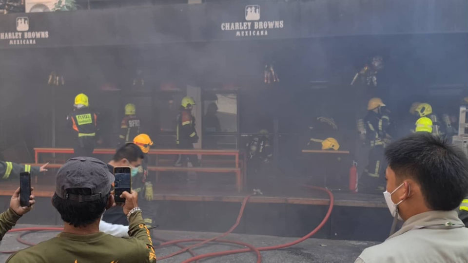 Smoke pours from Charley Browns restaurant between sois Sukhumvit 17 and 19. Photo: Charley Browns