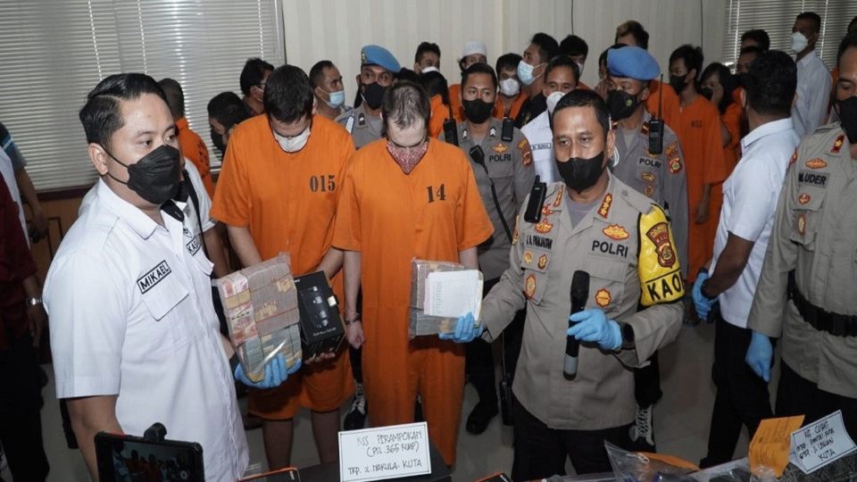 An Italian man and an Englishman in police custody for the alleged violent robbery of an Italian couple in Kuta. Photo: Denpasar Police