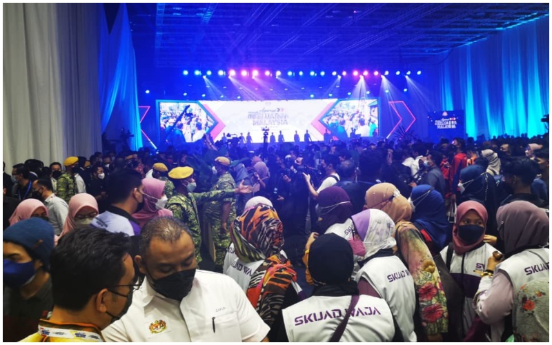 Crowds watch a performance that marks the opening of the ‘100-Day Malaysian Family Aspirations’ event at KLCC on Dec. 9, 2021. Photo: Amar Singh/Twitter
