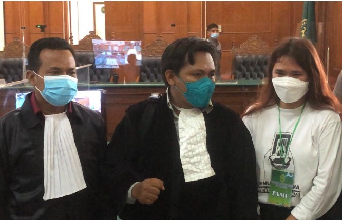 Stella Monica (Right) leaving the courtroom on Dec. 14, 2021 following her innocent verdict in a UU ITE slander lawsuit. Photo: Istimewa