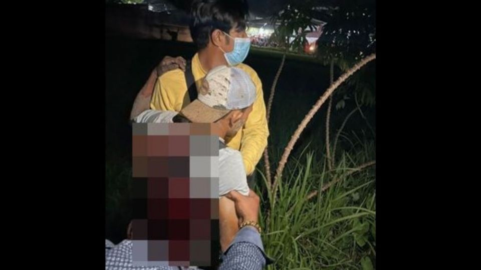 The victim, 36-year-old J, with a sickle in his back. Photo: Istimewa via Radar Bali