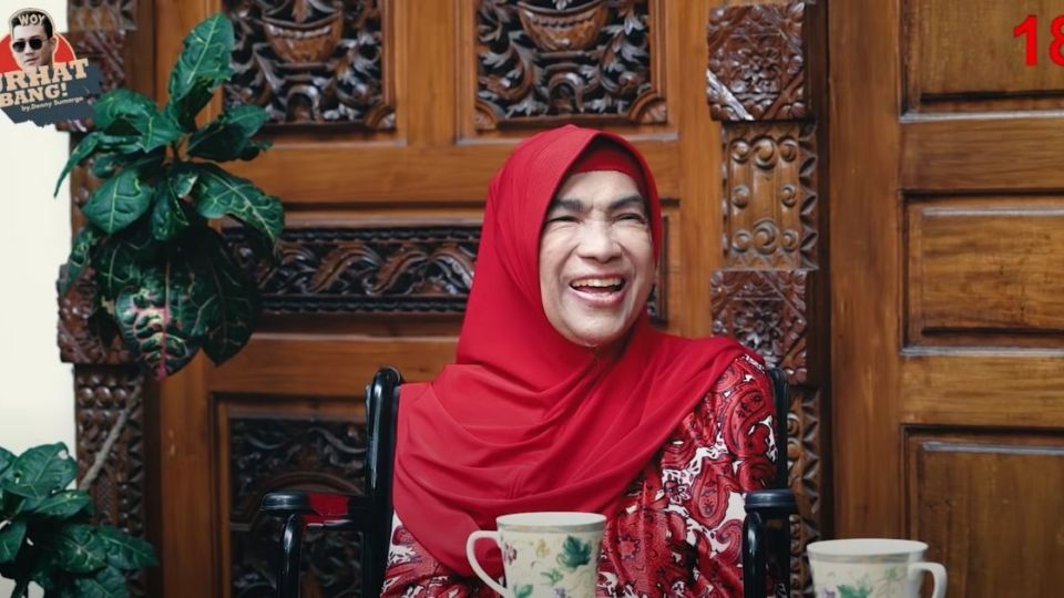 Indonesian singer/presenter/comedian Dorce Gamalama, one of the country’s modern pioneers for trans visibility, opened up about her wishes for after she passes away in a recent interview with basketball player-turned-podcaster Denny Sumargo. Screenshot from YouTube/CURHAT BANG Denny Sumargo