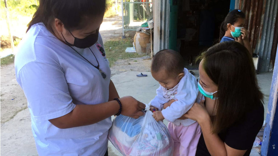 A well-wisher donates clothes for the abandoned baby Tuesday in Nonthaburi province. Photo: Summuna Ajhan / Facebook