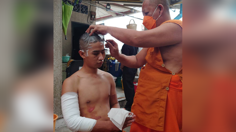 Lance Cpl. Norwich Buadok has his head shaved Monday in preparation for being ordained as a monk after he killed a woman crossing a street. Photo: Sanook