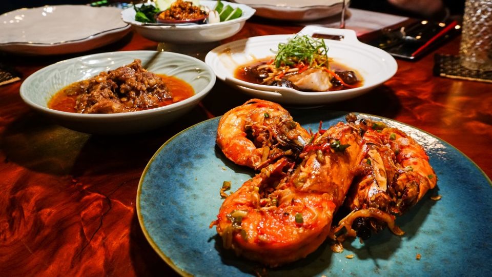 Stir-fried sea prawn with chili and lime. Photo: Chayanit Itthipongmaetee / Coconuts Bangkok