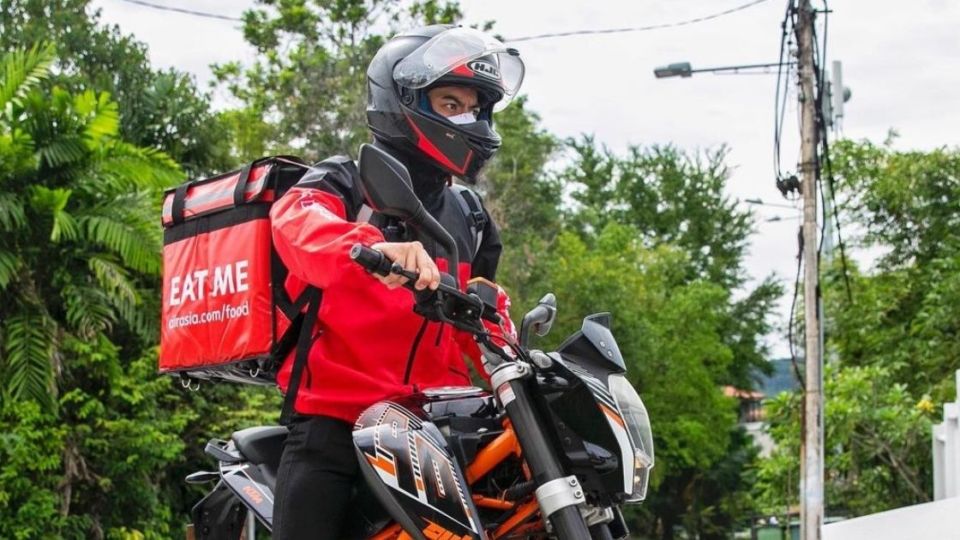 AAirasia Food is slated to arrive this year in the archipelago, going up against food delivery giants such as GoFood, Grabfood, and some newer players such as ShopeeFood. Photo: Instagram/@airasiasuperapp