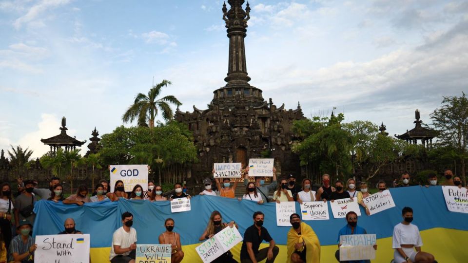 A number of Ukrainians gather in Denpasar last week to protest Russia’s invasion. Photo: Obtained from Canggu Info (Instagram @canggu.info).