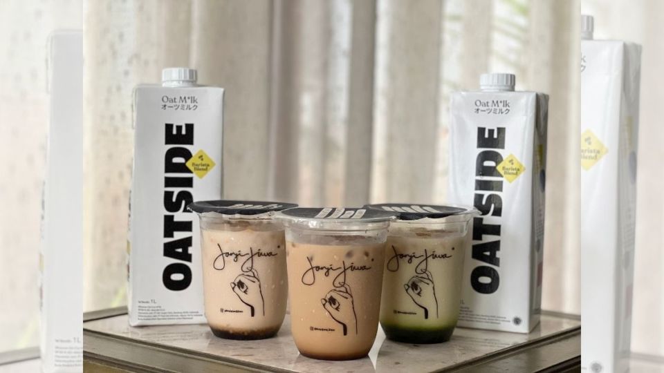 Es kopi chain Janji Jiwa and Singaporean oat milk brand Oatside have teamed up for a line of vegan drinks comprising (L-R) Earl Grey Oat Latte, Aren Oat Latte, and Matcha Oat Latte. Photo: Nadia Vetta Hamid for Coconuts Media