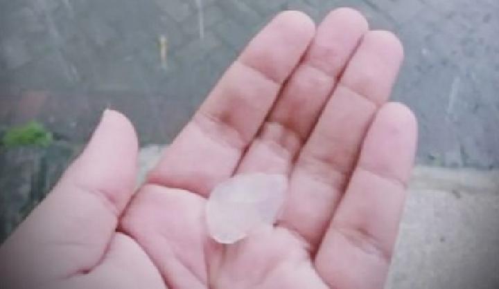 A hail droplet in Surabaya on Feb. 21, 2022: Photo: Twitter