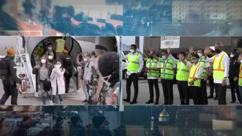 Indonesia’s Foreign Affairs Minister Retno Marsudi said recently that at least 80 Indonesian nationals who were evacuated from Ukraine had landed in Jakarta after around 17 hours of travel.
There were also three foreign nationals in the group who were family members of the evacuated Indonesians. Screenshot from YouTube/MoFA Indonesia