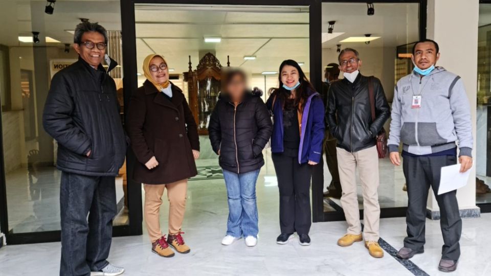 Trafficking victim IL (center, face blurred) with Indonesian Embassy in Beirut officials. Photo: Ministry of Foreign Affairs