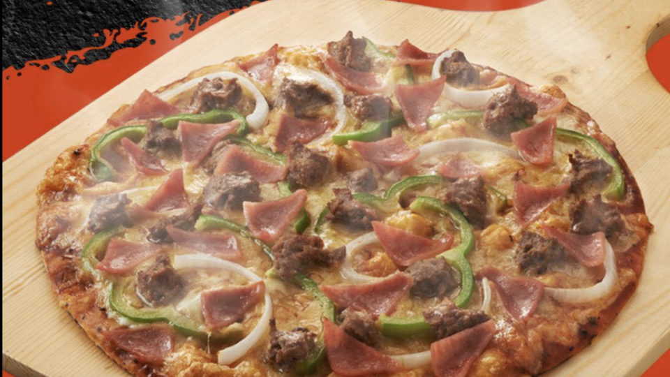 Shakey’s Manager’s Choice thin-crust pizza. Image: Shakey’s Singapore (Facebook)