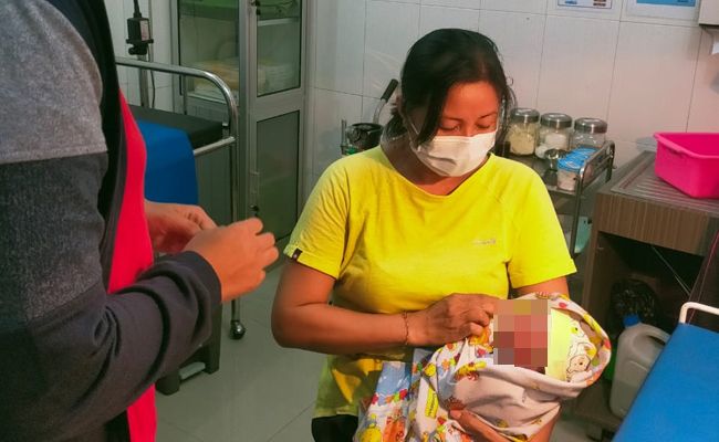 A baby boy was found crying in a dumpster in Dalung, North Kuta, on March 28, 2022. The police later placed him under the care of a local midwife. Photo: Obtained.