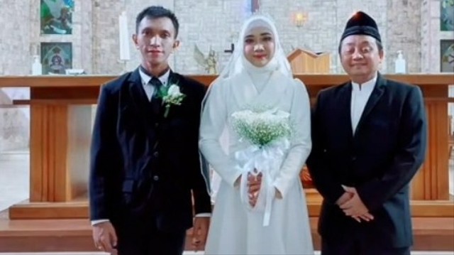 The groom (Left) and bride with their pre-marriage counsellor at their church wedding in Semarang on March 5, 2022. Photo: TikTok