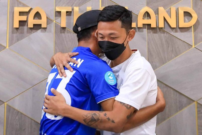 Forgiven: Aitsaret Noichaiboon hug it out with Supasan “Hall” Ruangsuphanimit