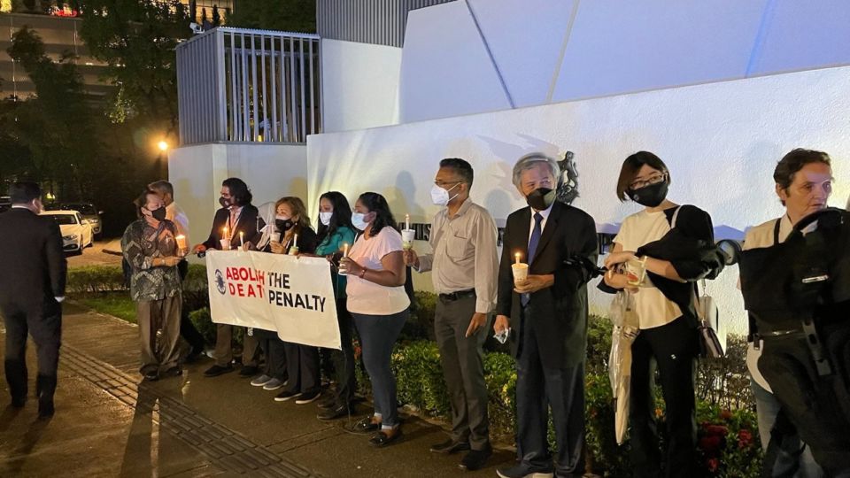 A candlelit vigil held outside the Singapore High Commission in Kuala Lumpur on Tuesday. Photo: Amnesty International Malaysia/Facebook
