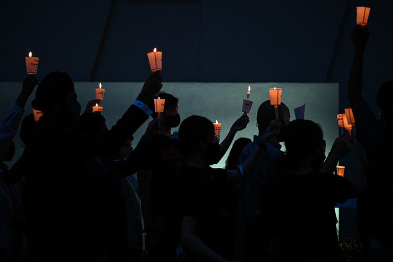 Protesters hold a candle light vigil outside Singapore’s embassy in Kuala Lumpur. Photo: Amnesty International Malaysia
