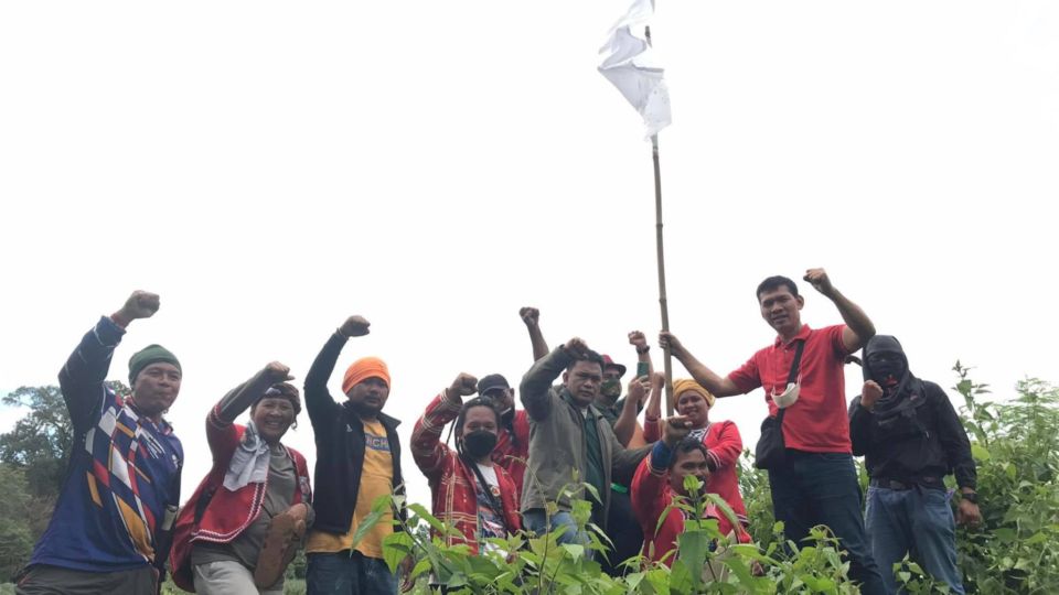 Ka Leody holds white flag as he stands with indigenous Lumad farmers in Mindanao. Image: Ka Leody De Guzman (Facebook)