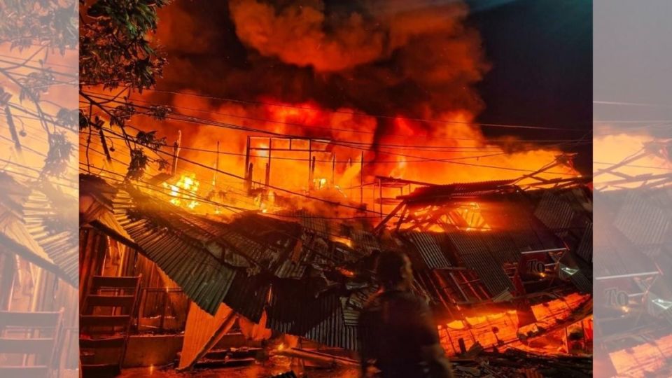 A massive fire engulfed East Jakarta’s Gembrong Market on Sunday (Apr. 24) evening, burning down hundreds of buildings and homes within the area and causing an estimated loss of more than IDR1.5 billion (US$103,725). Photo: Twitter/@humasjakfire
