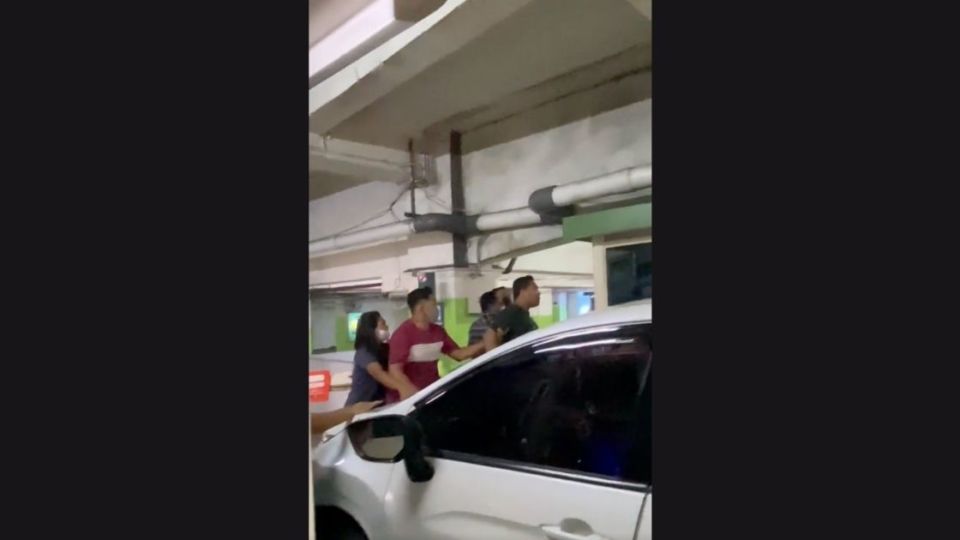 Video showing a man attacking a female parking attendant at a mall in Yogyakarta is being widely circulated on Indonesian social media. The mall management said that they will take legal action against the alleged assailant. Screenshot from Twitter/@nengutets