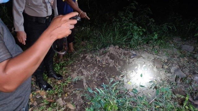 The Buleleng Police conducting an investigation over nine graves in a local cemetery that were excavated by unknown individuals on April 8, 2022. Photo: Buleleng Police.