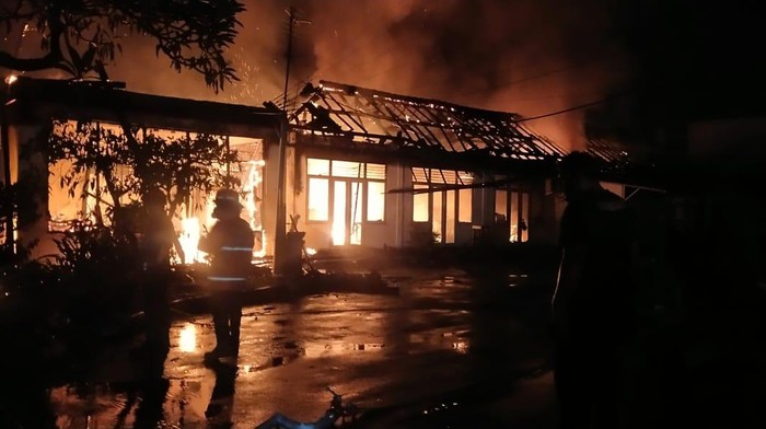 Fire caught the Denpasar’s Vehicle Document Registration Center on Thursday, April 14, 2022. Photo: The East Denpasar Police.