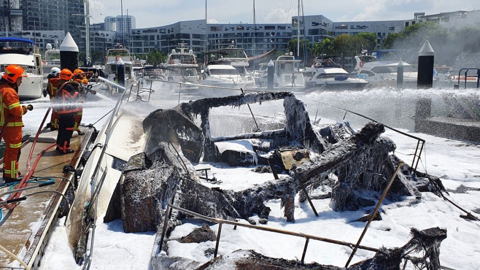 A boat caught fire this morning at a Keppel Bay pier. Photo: SCDF
