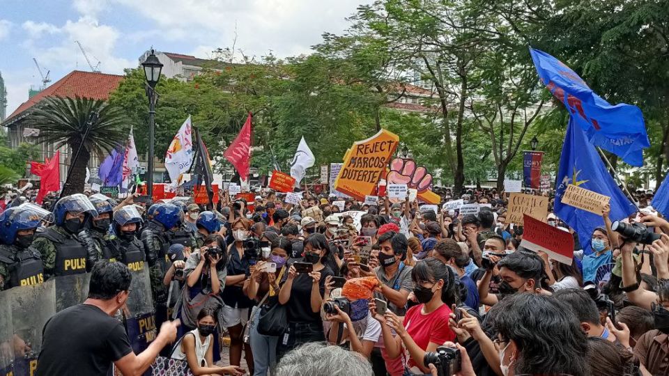 Armed officers barricade indignant protesters in front of the Comelec office in Manila in the aftermath of yesterday’s polls. Image: Save San Roque (Twitter)