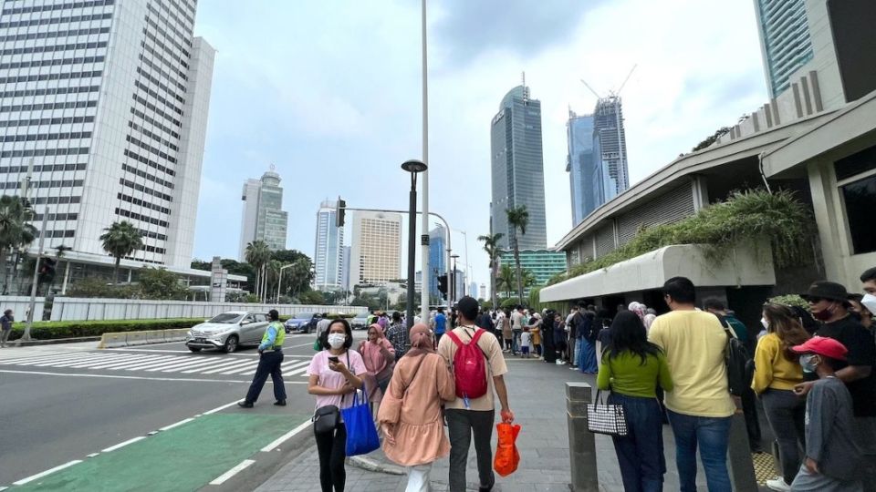 Pedestrian in Bundaran HI, Central Jakarta in early May 2022. Photo: Nadia Vetta Hamid for Coconuts Jakarta