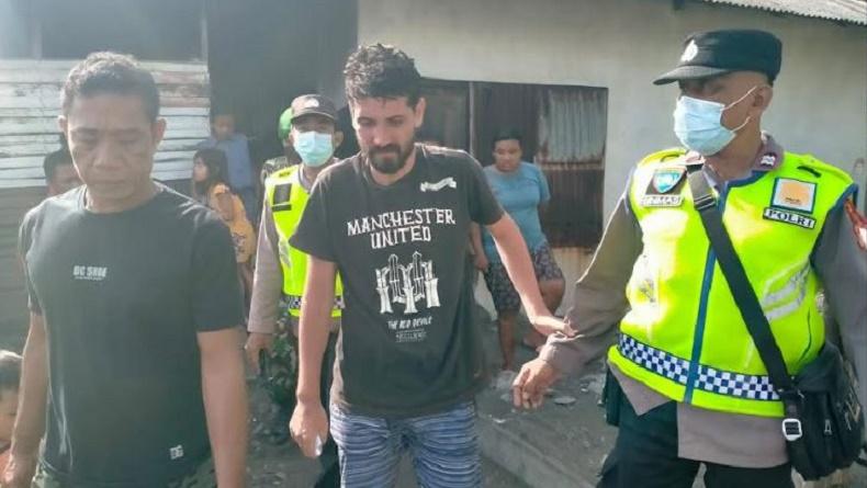 Turkish sailor Erhan Seckal (center) was rescued by local fishermen on May 5, 2022, after being stranded for three days off Bali. Seckal reportedly fell overboard of his ship bound for Vietnam on May 2. Photo: Obtained.