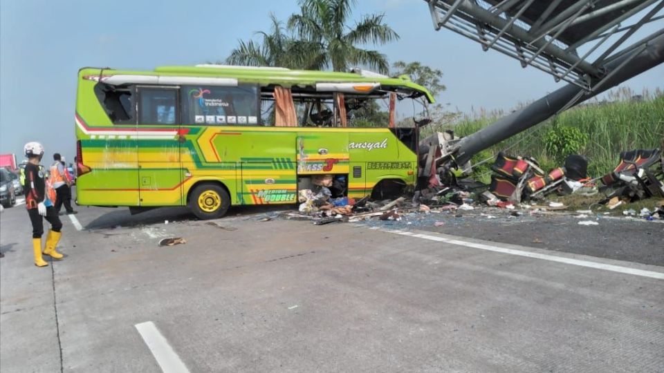 Fourteen passengers were killed when a tour bus smashed into an electronic traffic sign at an East Java toll road. Police say the driver was high on crystal meth. Photo: Handout