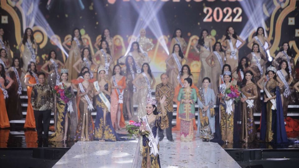 Twenty-six-year-old Laksmi Shari De-Neefe Suardana was crowned Puteri Indonesia 2022 on May 27, 2022, at the Jakarta Convention Center. She became the first representative from the Island of Gods to win the title. Photo: Puteri Indonesia’s official website.