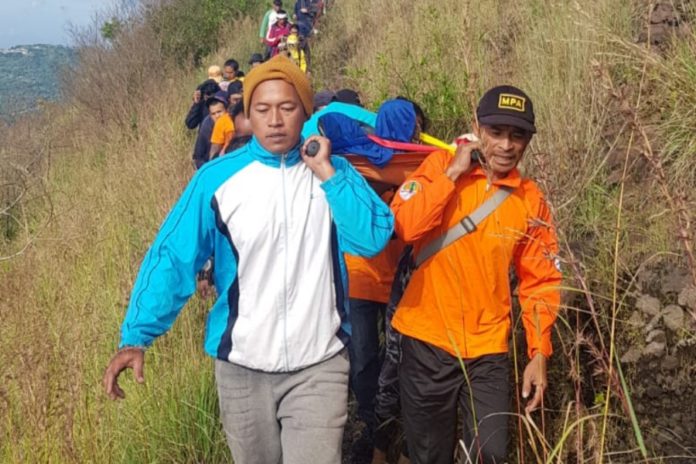 Volunteers evacuated the body of Robert S. Evans, a 70-year-old American who died while climbing down Mt. Batur in Kintamani, Bangli, on May 8, 2022. Photo: Obtained.