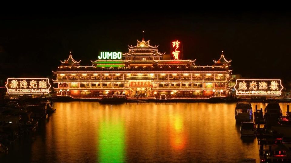 The iconic Jumbo Seafood Restaurant will leave Hong Kong waters in days, according to local media reports. Photo: Facebook/Jumbo Kingdom