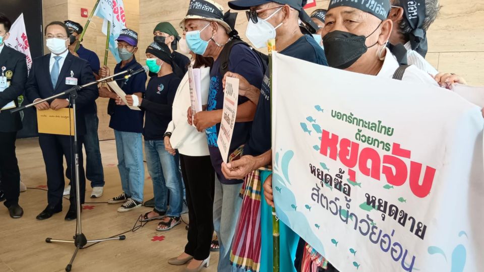 A group of small-scale fishermen arrive Wednesday to parliament to petition against the practice of catching immature fish and for fairer quotas. Photo: Thai Sea Watch
