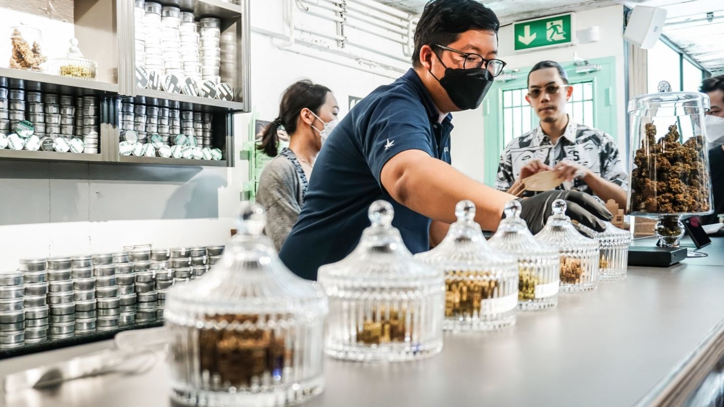 Kajkanit “Gem” Sakdisubha, works behind the counter at The Dispensary by Taratera. Photo: Chayanit Itthipongmaetee / Coconuts Bangkok