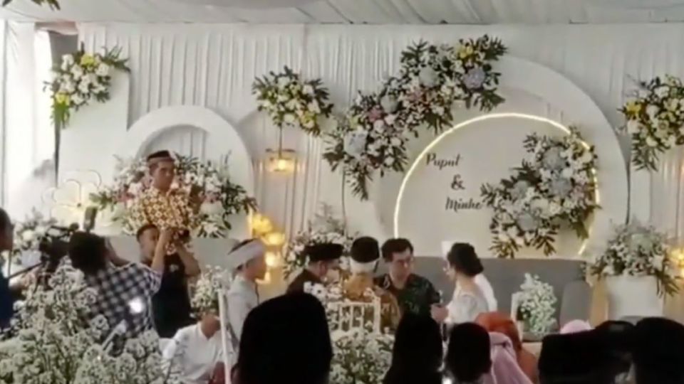 A wedding between a woman from Central Java and a South Korean man named Lee Min-ho caused quite a stir on social media, driving K-drama-obsessed Indonesians to a frenzy, which was short-lived until they realized that this had nothing to do with the famous actor. Screenshot from Facebook/Irvan Julivansyah & Instagram/@pekalonganinfo