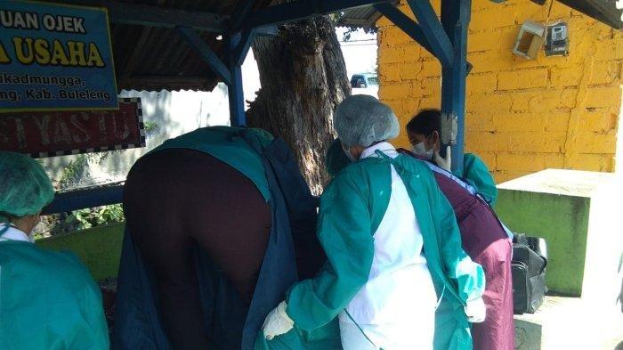 Medical staff in Tukadmungga Village in Buleleng evacuated a Balinese woman who gave birth to a healthy baby boy at a motorcycle taxis base on June 2, 2022. Photo: Obtained.