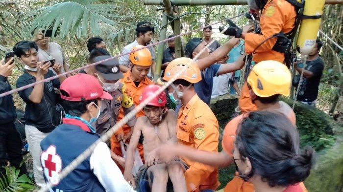 Wayan Sukarya, 40, was evacuated from a well where fell into in Jungutan Village, Karangasem on June 2, 2022. Photo: Obtained.