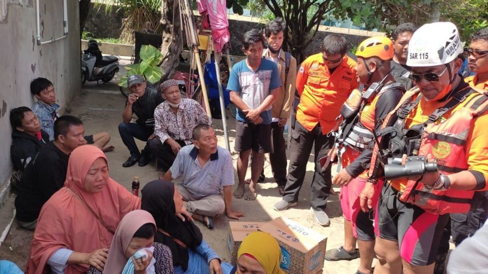 The family of MAA, 16, a teenager who went missing at the Double Six Beach in Seminyak on June 7, 2022, arrived at the location hoping for his safety. Photo: The Bali Search and Rescue Agency.