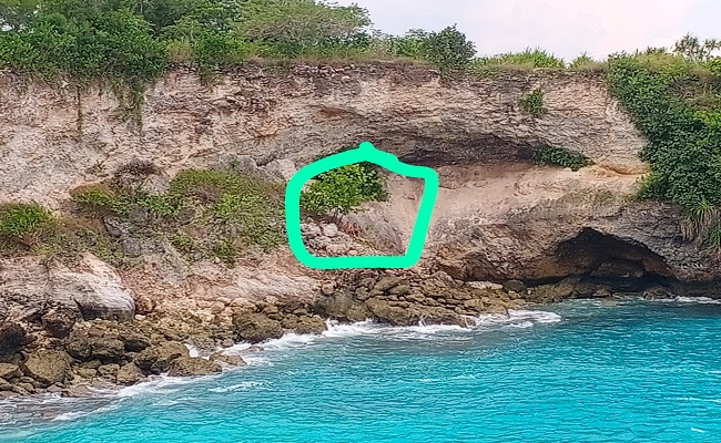 Two foreigners were trapped for several hours at a beach in Nusa Penida due to sudden high tide while they were cliff jumping on June 16, 2022. They were safe and sound after staying put for about four hours. Photo: Obtained.