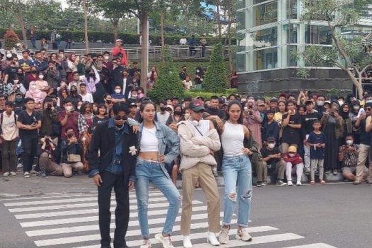 Twins Veronika Krasnasari and Valerie Krasnadewi of ‘Asia’s Next Top Model’ fame strutting the crosswalk-cum-catwalk at Citayam Fashion Week. Photo: Video screengrab