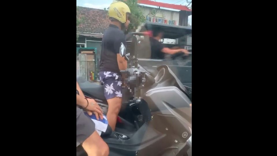 A foreigner was filmed peeing at a traffic light in Sanur on July 25, 2022. Photo: Screengrab.