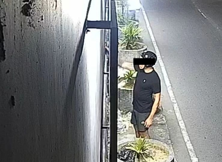 A foreigner was captured on CCTV vandalizing a local market in Tibubeneng Village. Photo: Screengrab.